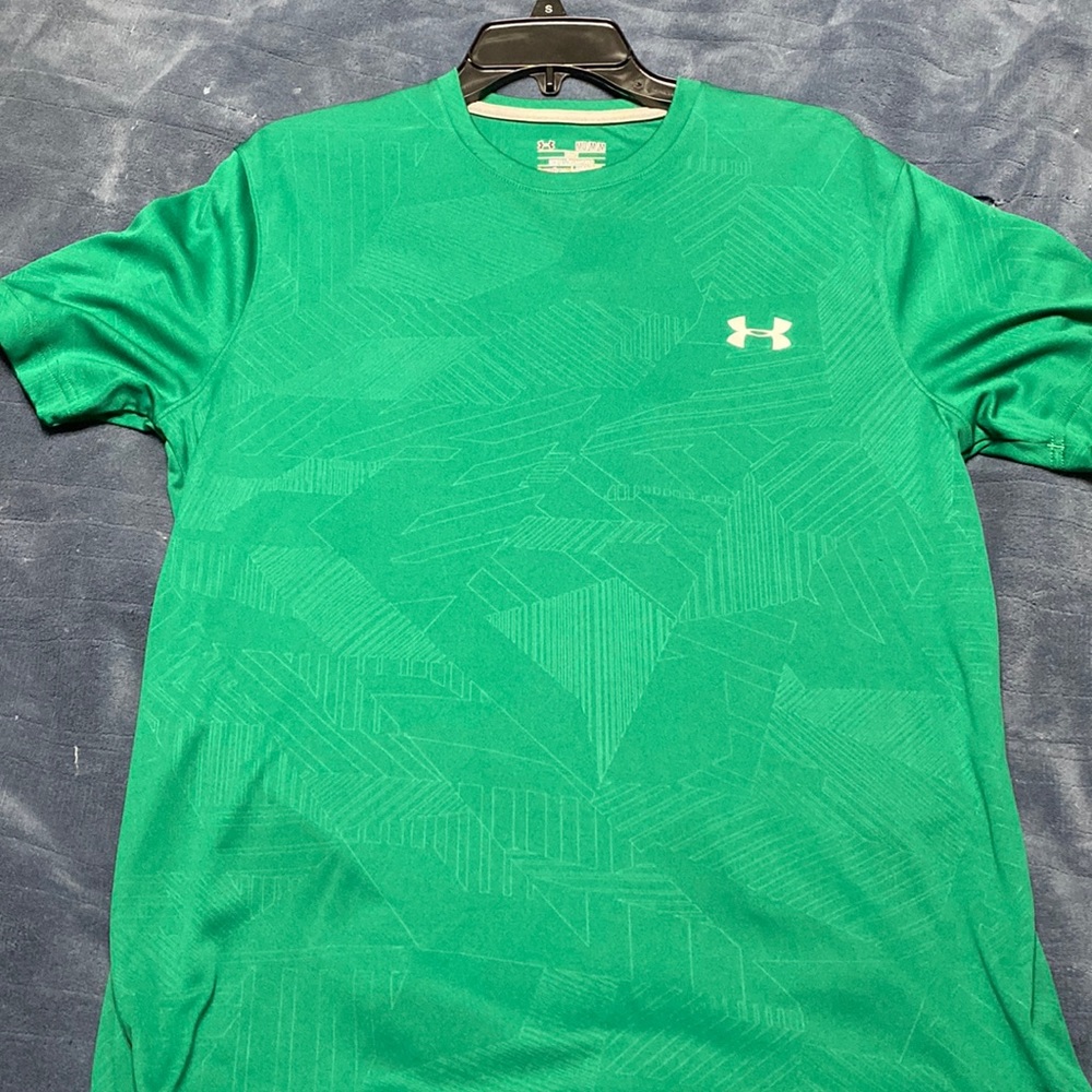 Under armour silky tshirt